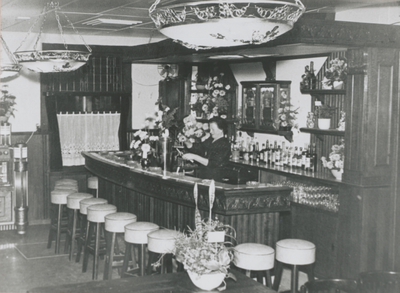 876478 Afbeelding van een deel van het interieur van café Dikke Dries (Waterstraat 32) in Wijk C te Utrecht, dat ...